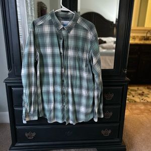 4 each size large men’s Columbia shirts.  Great condition. Non smoker.